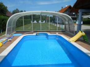 modernes Ferienhaus mit schönem überdachtem Pool, Balatonmariafürdö